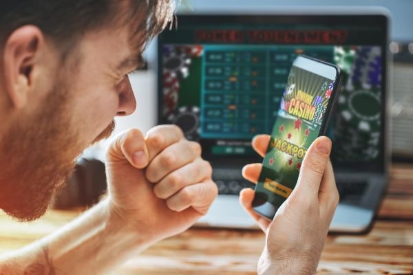 Antarmuka permainan Liburan Bali menampilkan tabel pembayaran dan fitur bonus aktif